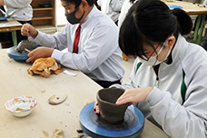 写真：陶芸体験の様子