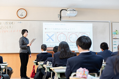 写真：ICT教育の実施風景）