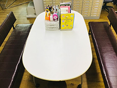 写真：談話も可能なテーブルと椅子